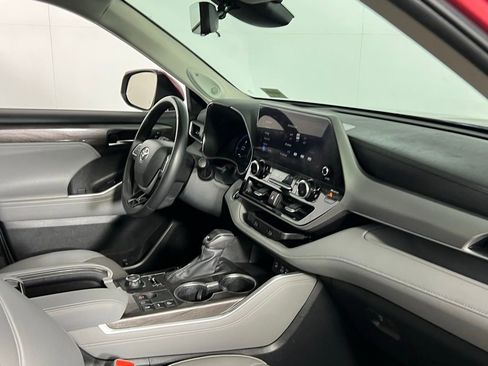 Used 2024 Toyota Highlander Platinum image 30