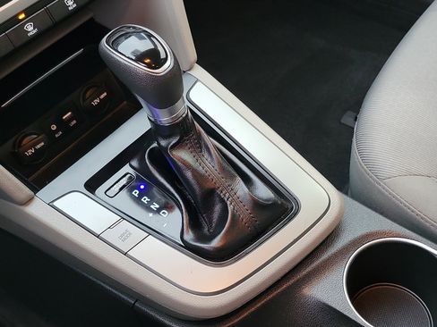 Used 2017 Hyundai Elantra SE image 12