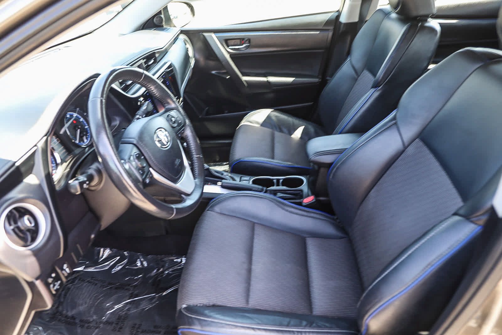 Used 2018 Toyota Corolla SE w/ Carpet Mat Package (TMS) FWD image 17