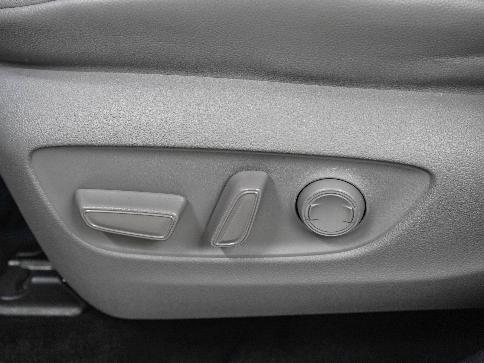 Used 2021 Toyota Highlander XLE AWD/4WD image 25