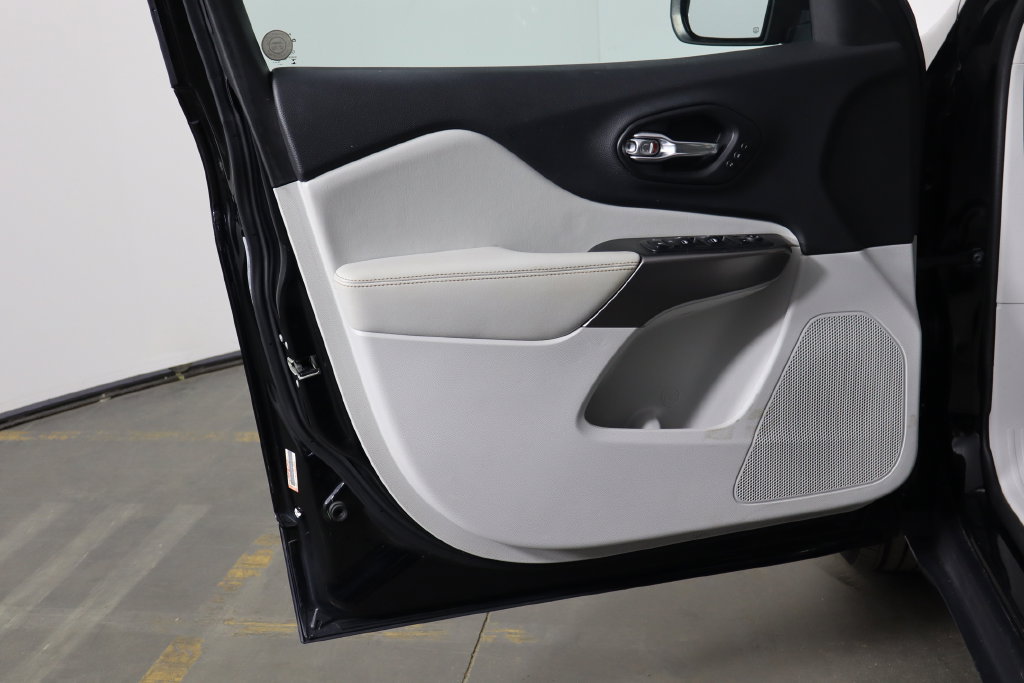 Used 2019 Jeep Cherokee Limited FWD image 19