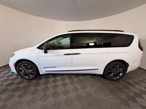 Used 2023 Chrysler Pacifica Touring-L w/ Road Tripper Package AWD/4WD image 6