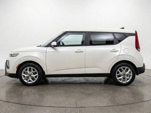 Used 2025 Kia Soul LX w/ LX Technology Package image 5