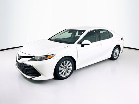 Used 2018 Toyota Camry LE image 3