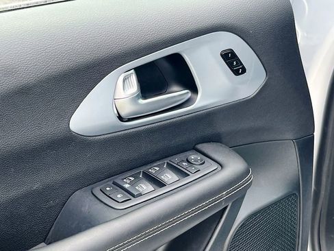 New 2026 Chrysler Pacifica Limited image 18