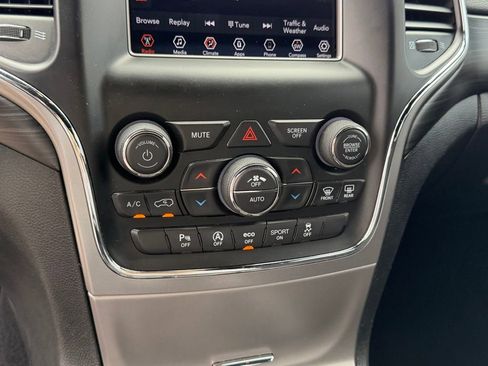 Used 2020 Jeep Grand Cherokee Laredo RWD image 23