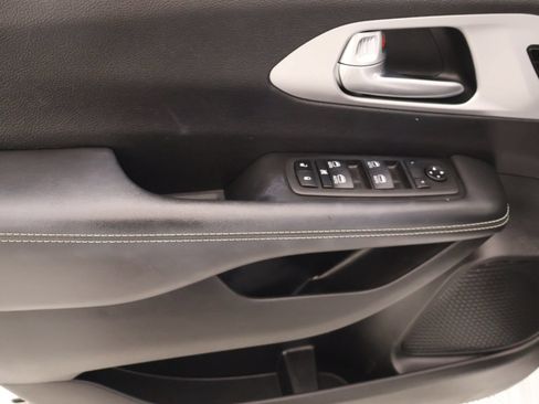 Used 2024 Chrysler Pacifica Touring-L w/ Uconnect Theater Family Group FWD image 18