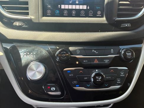 Used 2020 Chrysler Pacifica Touring-L FWD image 25