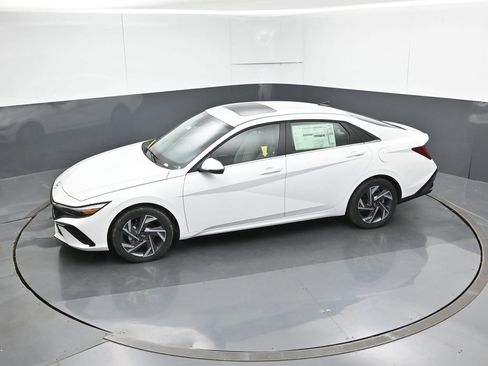 New 2026 Hyundai Elantra Limited FWD image 18