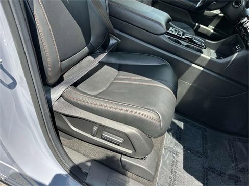 Used 2025 Honda Pilot TrailSport image 8