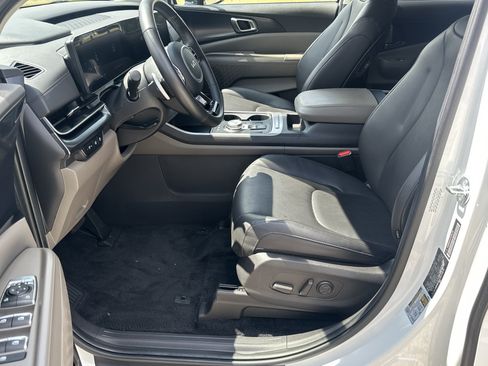 Used 2026 Kia Carnival LXS FWD image 9