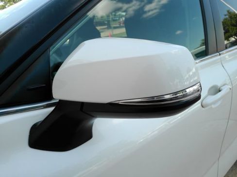 Used 2023 Toyota Highlander LE FWD image 17