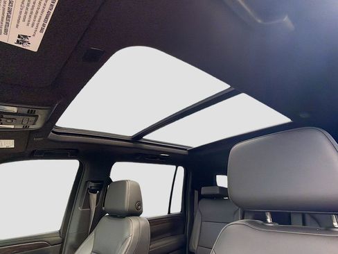 Used 2023 Chevrolet Suburban Z71 w/ Luxury Package image 29