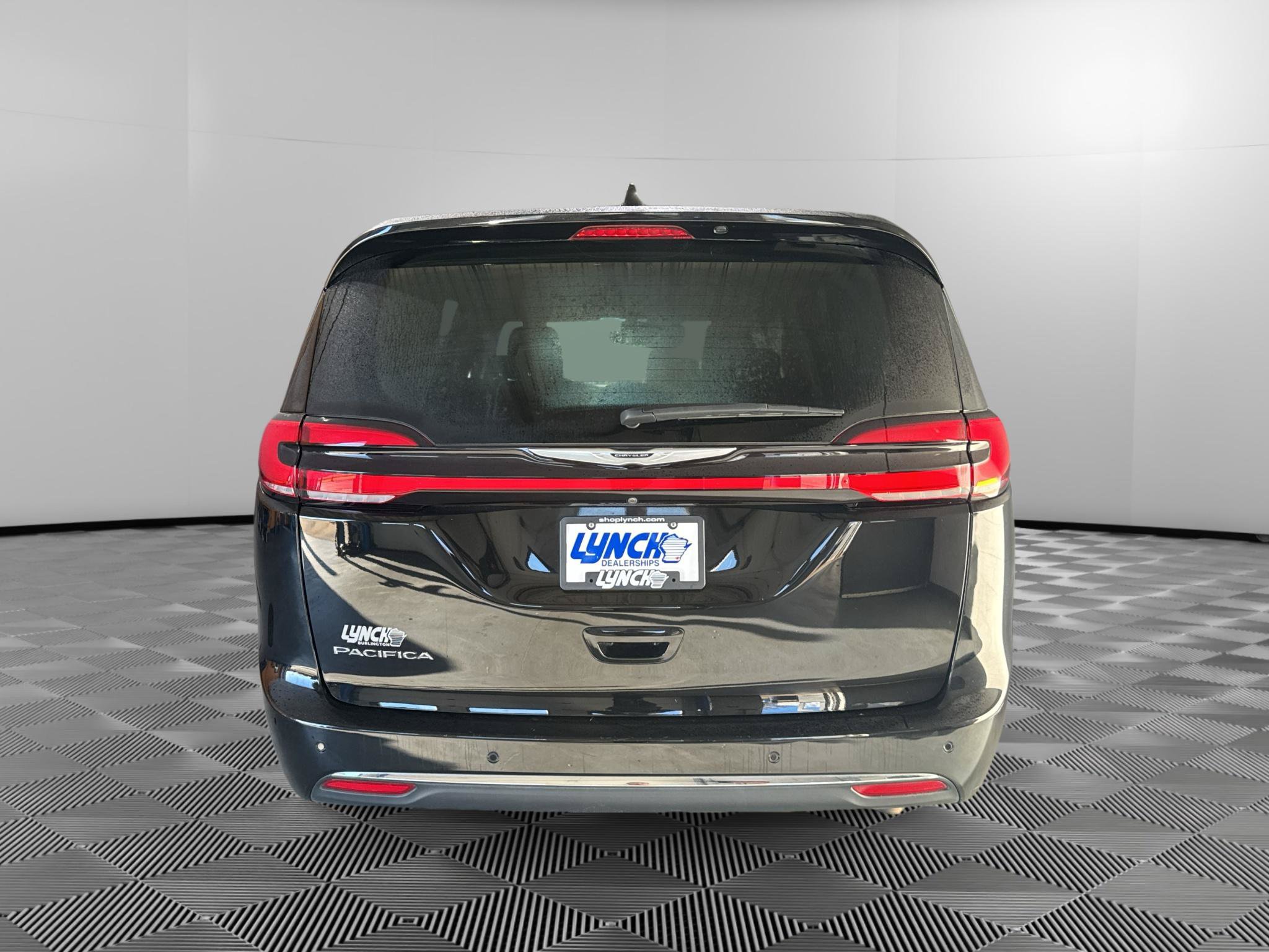 Used 2024 Chrysler Pacifica Touring-L FWD image 4