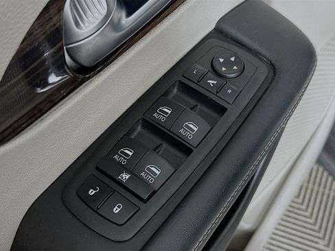 Used 2023 Chrysler Pacifica Limited FWD image 18