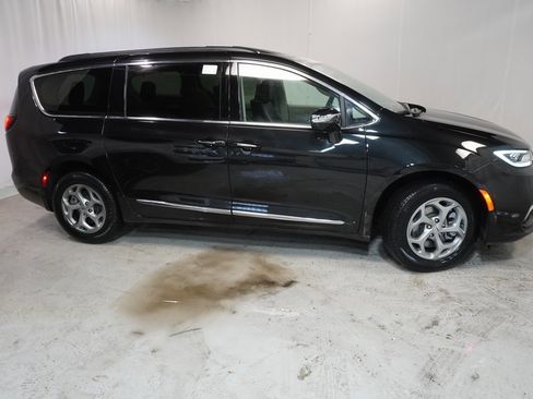 New 2023 Chrysler Pacifica Limited w/ Uconnect Theater Family Group image 9