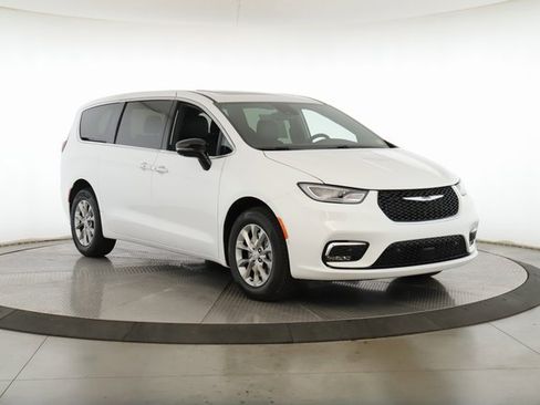 New 2026 Chrysler Pacifica Select image 2