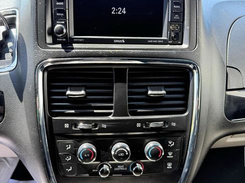 Used 2019 Dodge Grand Caravan SXT FWD image 24