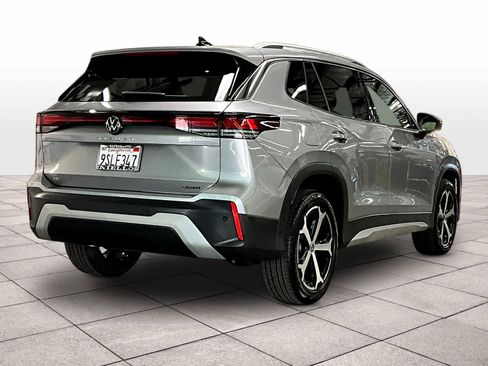 Used 2025 Volkswagen Tiguan SE w/ Panoramic Sunroof Package image 15
