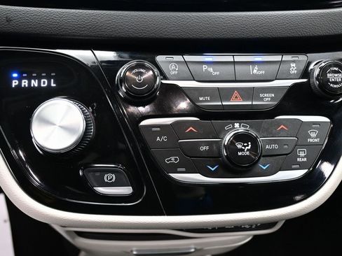 Used 2024 Chrysler Pacifica Touring-L image 28