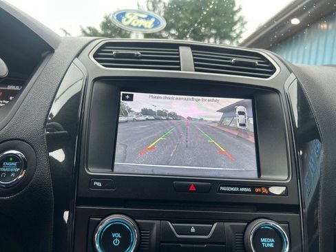 Used 2018 Ford Explorer XLT w/ Equipment Group 202A AWD/4WD image 19