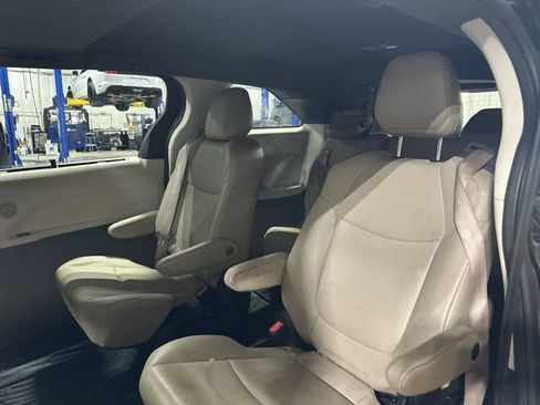 Used 2022 Toyota Sienna XLE FWD image 30