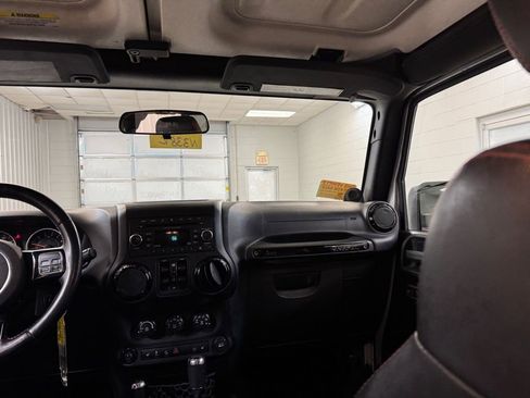 Used 2012 Jeep Wrangler Unlimited Sahara image 20