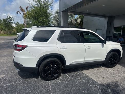 Used 2025 Honda Pilot Black Edition image 3
