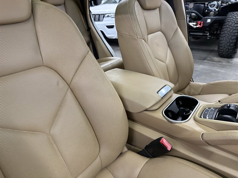Used 2013 Porsche Cayenne Diesel AWD/4WD image 35