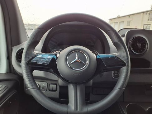 Used 2025 Mercedes-Benz Sprinter 2500 image 25