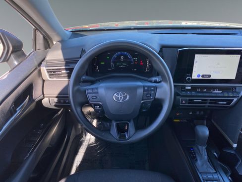 Used 2025 Toyota Camry LE image 12