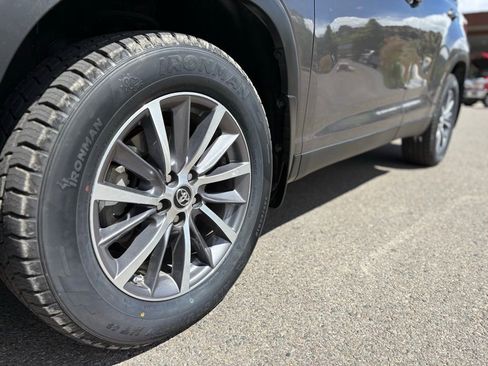 Used 2019 Toyota Highlander XLE w/ Carpet Mat Package (TMS) AWD/4WD image 13