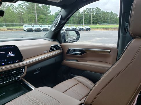 Used 2026 Chevrolet Suburban High Country RWD image 36