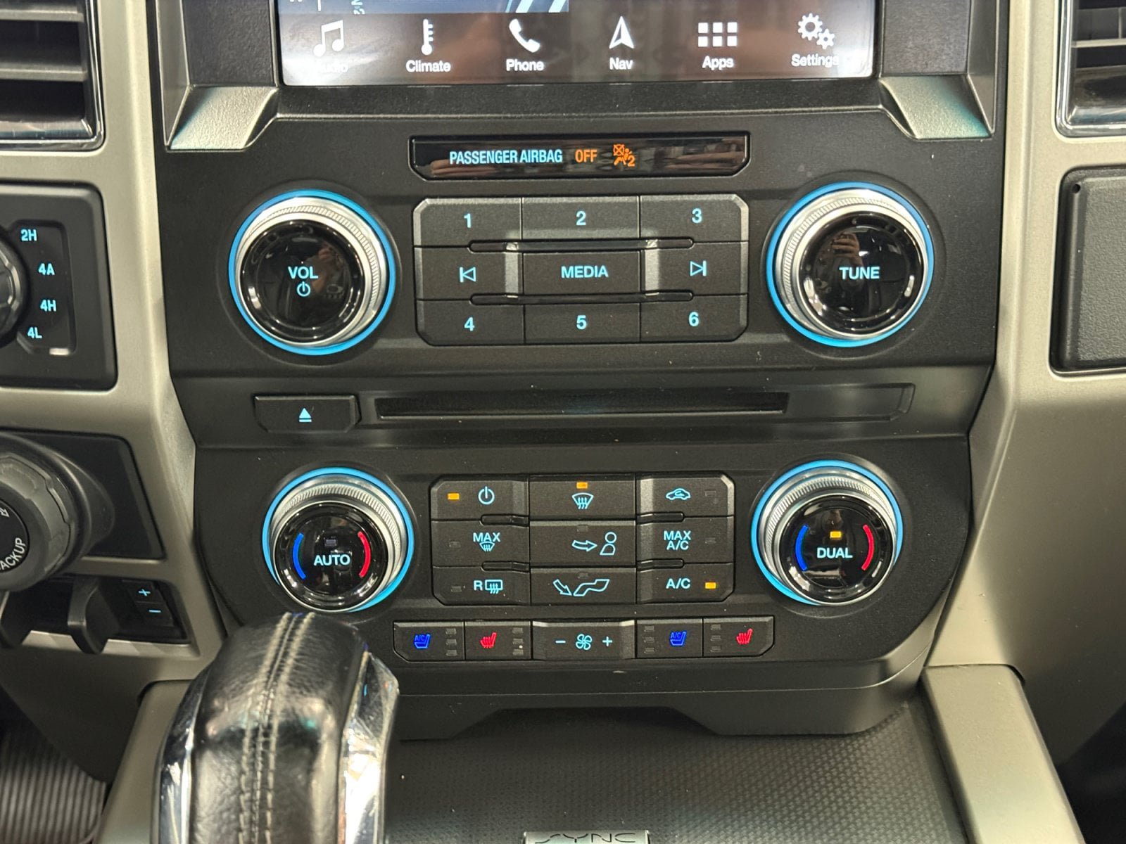 Used 2017 Ford F150 Lariat w/ Equipment Group 502A Luxury AWD/4WD image 19