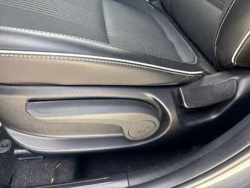Used 2023 Hyundai Venue Limited FWD image 13