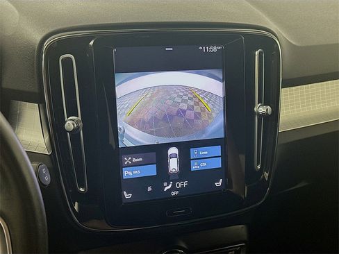 Used 2022 Volvo XC40 T4 Momentum image 20