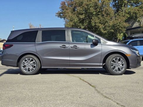 New 2026 Honda Odyssey Touring image 9