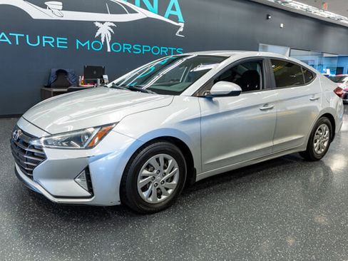 Used 2019 Hyundai Elantra SE w/ Winter Weather Package image 2