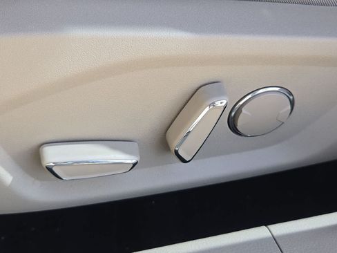 Used 2019 Ford Fusion SE FWD image 16
