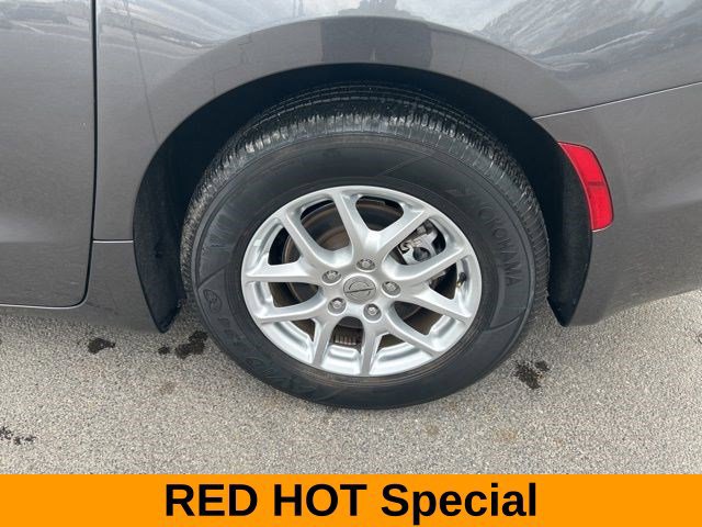 Used 2023 Chrysler Pacifica Touring-L FWD image 45