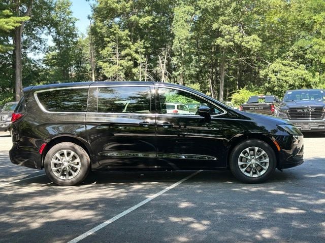 New 2027 Chrysler Pacifica Select w/ Family Tech Group AWD/4WD image 6