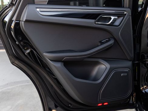 Certified 2026 Porsche Macan AWD/4WD image 34
