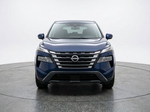 Used 2025 Nissan Rogue SV image 2