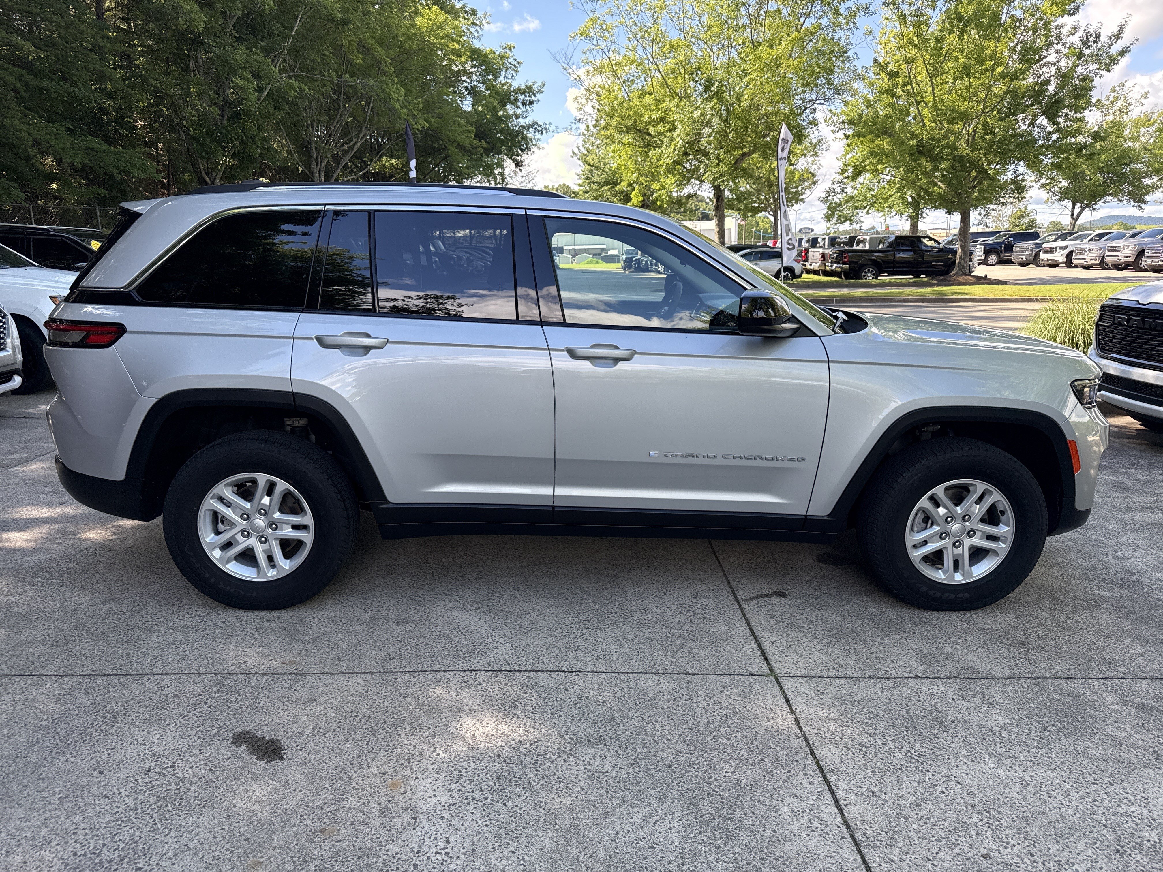 Used 2023 Jeep Grand Cherokee Laredo AWD/4WD image 8