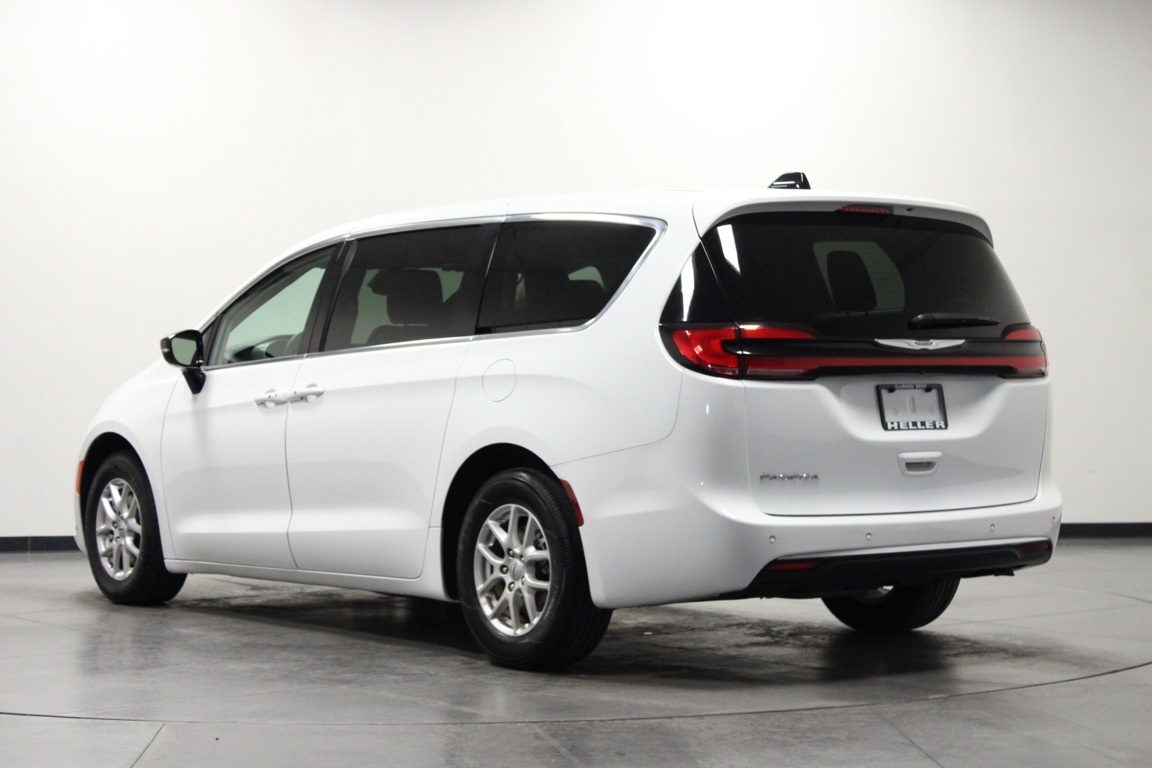 Used 2024 Chrysler Pacifica Touring-L FWD image 6