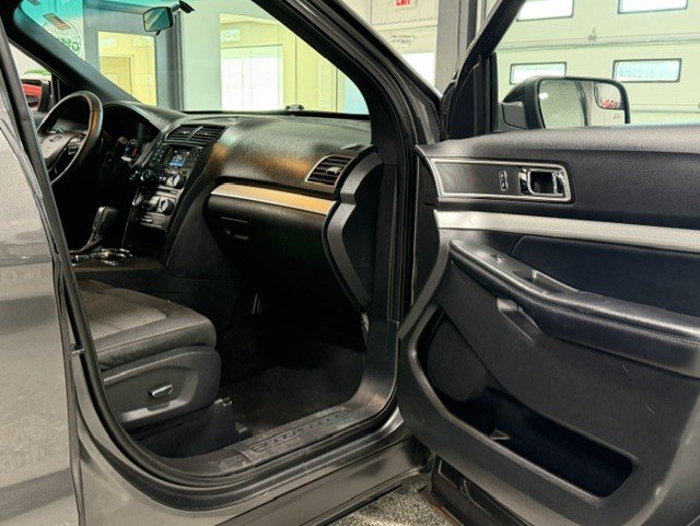 Used 2017 Ford Explorer XLT AWD/4WD image 9