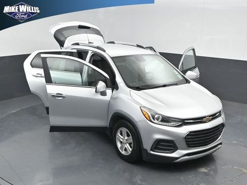 Used 2018 Chevrolet Trax LT w/ LT Convenience Package FWD image 25