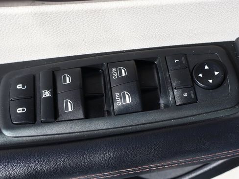 Used 2019 Chrysler Pacifica Touring image 14