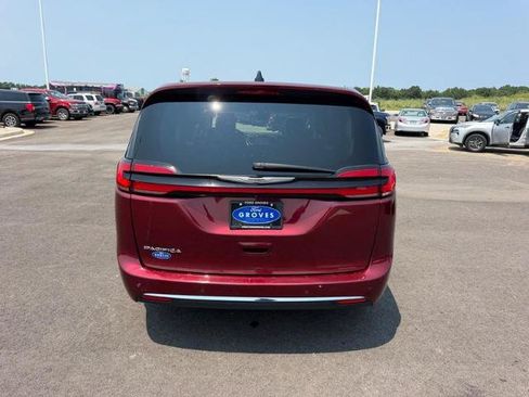 Used 2023 Chrysler Pacifica Touring-L FWD image 6