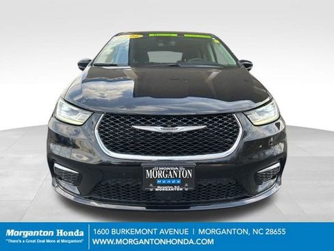 Used 2024 Chrysler Pacifica Touring-L FWD image 2